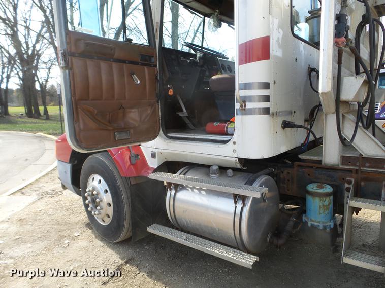 image for item DX9579 1992 International 9400 semi truck