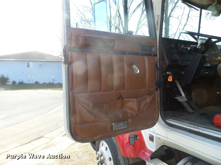 image for item DX9579 1992 International 9400 semi truck