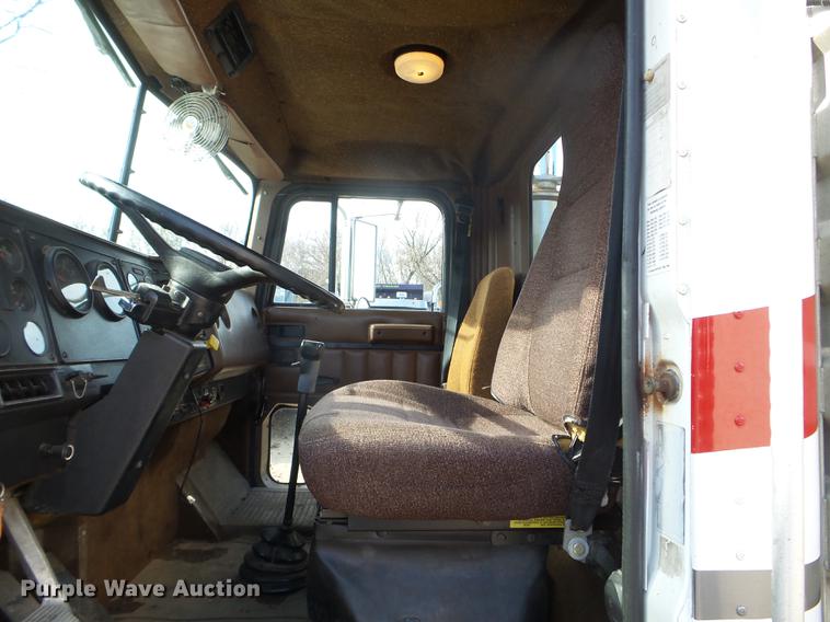 image for item DX9579 1992 International 9400 semi truck