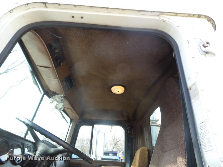 image for item DX9579 1992 International 9400 semi truck