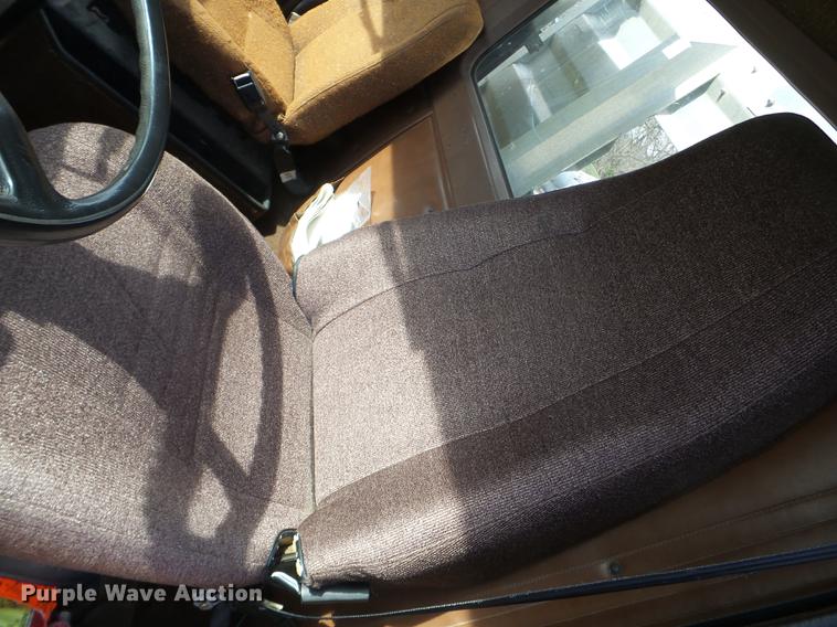 image for item DX9579 1992 International 9400 semi truck