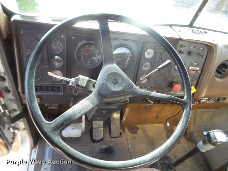 image for item DX9579 1992 International 9400 semi truck