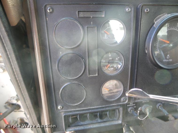 image for item DX9579 1992 International 9400 semi truck