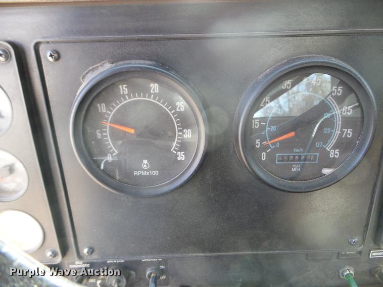 image for item DX9579 1992 International 9400 semi truck