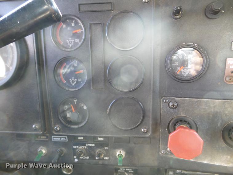 image for item DX9579 1992 International 9400 semi truck