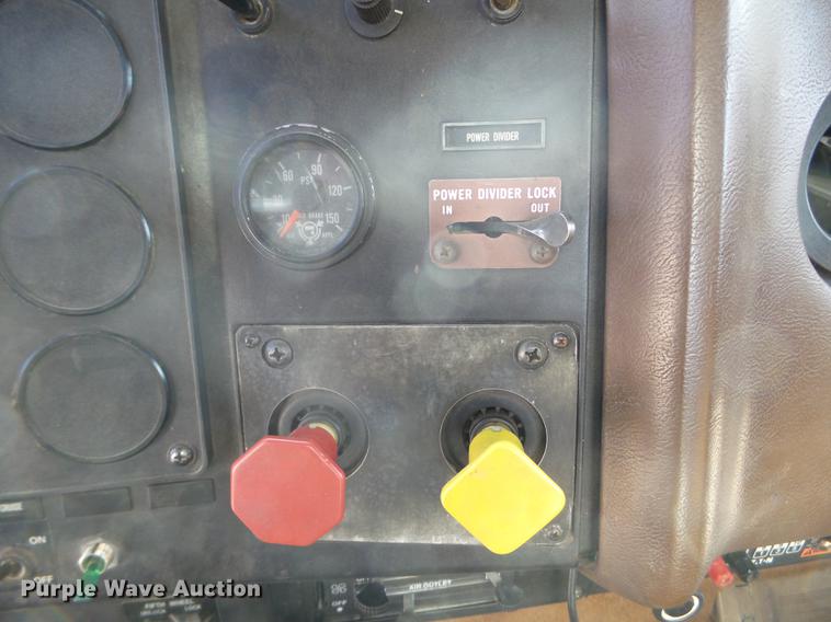 image for item DX9579 1992 International 9400 semi truck