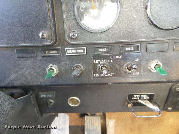 image for item DX9579 1992 International 9400 semi truck