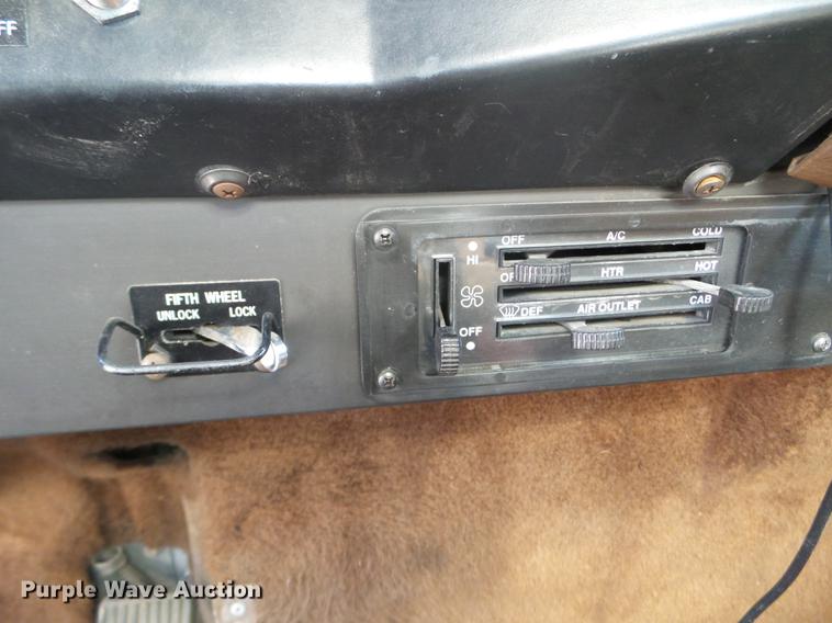 image for item DX9579 1992 International 9400 semi truck