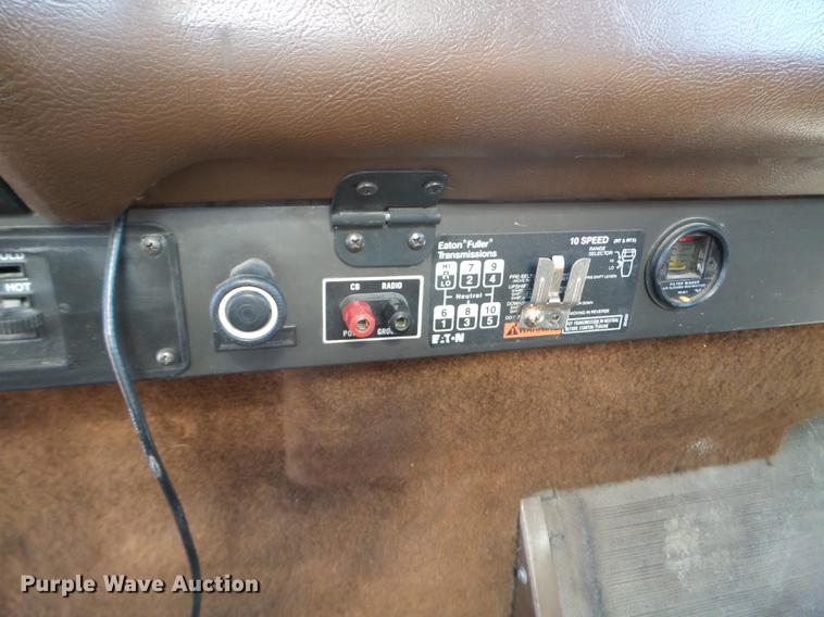 image for item DX9579 1992 International 9400 semi truck