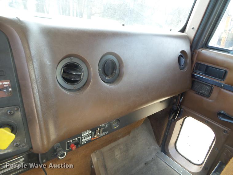 image for item DX9579 1992 International 9400 semi truck