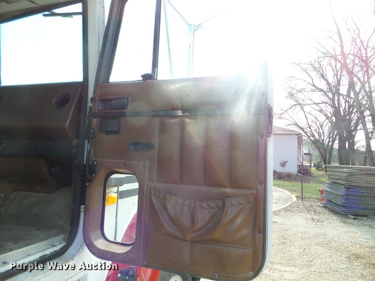 image for item DX9579 1992 International 9400 semi truck