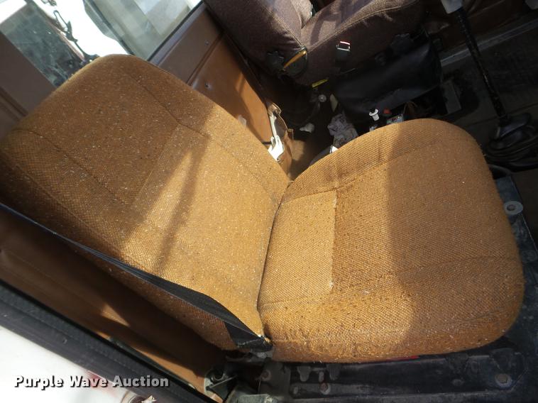 image for item DX9579 1992 International 9400 semi truck