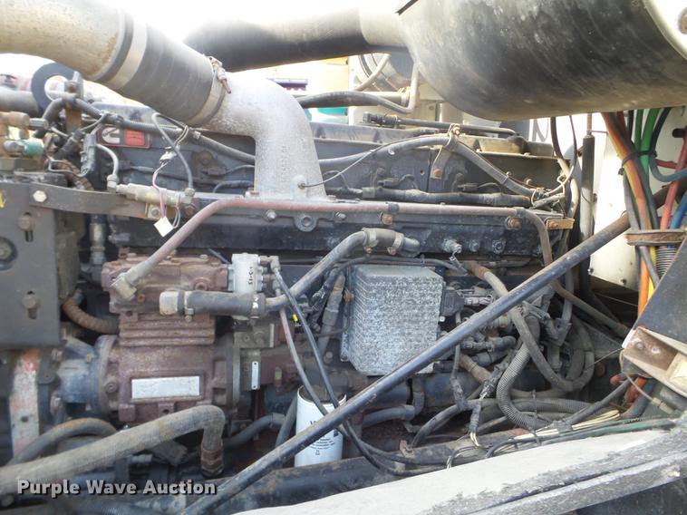 image for item DX9579 1992 International 9400 semi truck