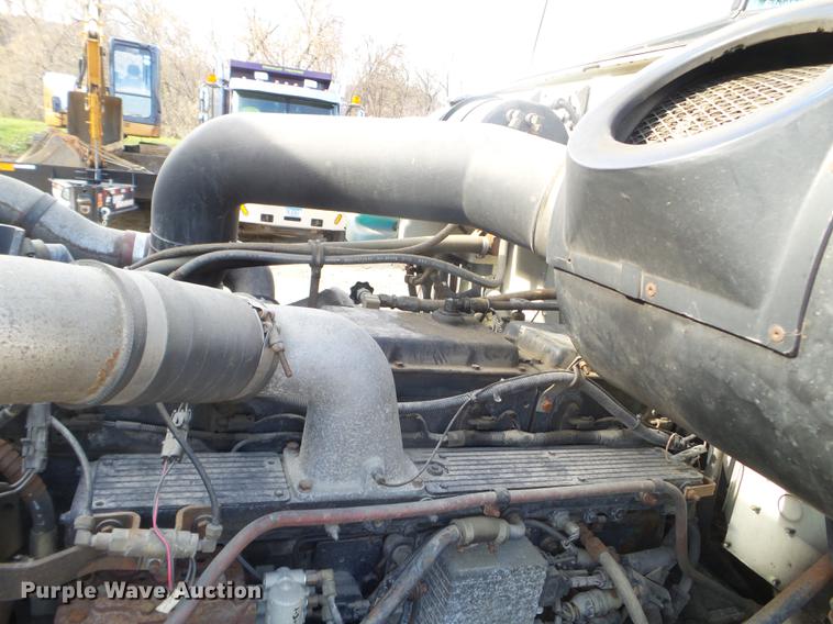 image for item DX9579 1992 International 9400 semi truck