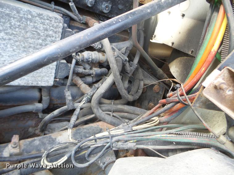 image for item DX9579 1992 International 9400 semi truck