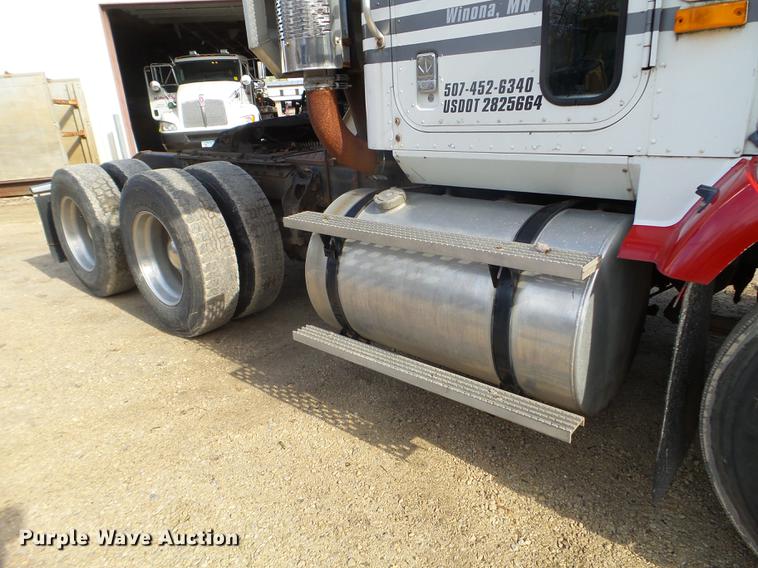 image for item DX9579 1992 International 9400 semi truck