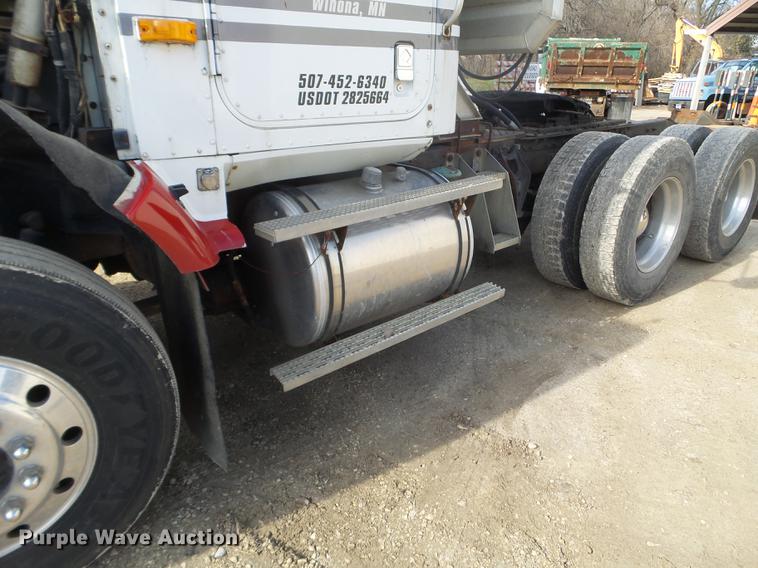 image for item DX9579 1992 International 9400 semi truck