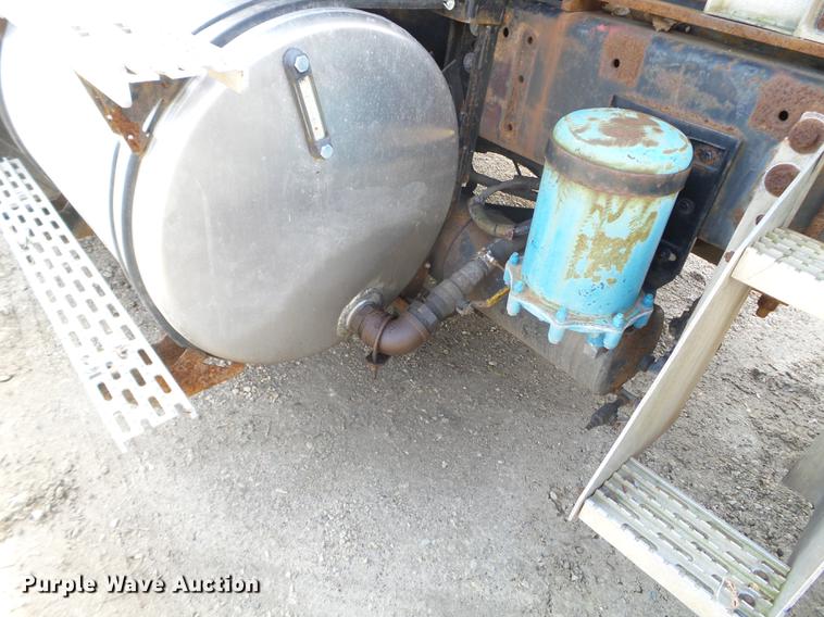 image for item DX9579 1992 International 9400 semi truck