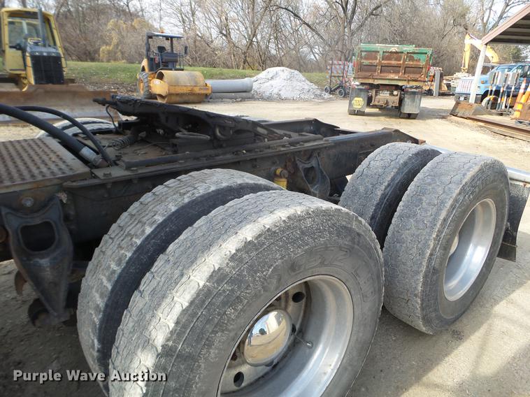 image for item DX9579 1992 International 9400 semi truck