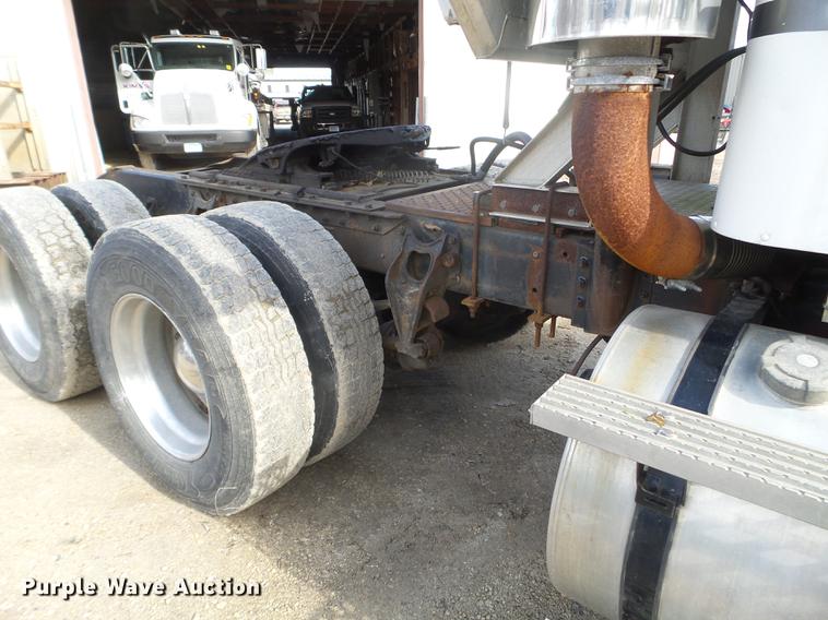 image for item DX9579 1992 International 9400 semi truck