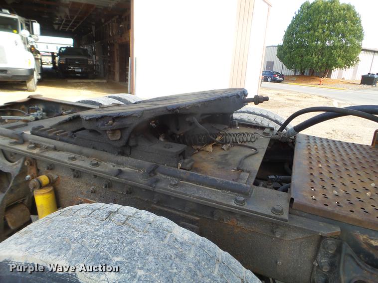 image for item DX9579 1992 International 9400 semi truck