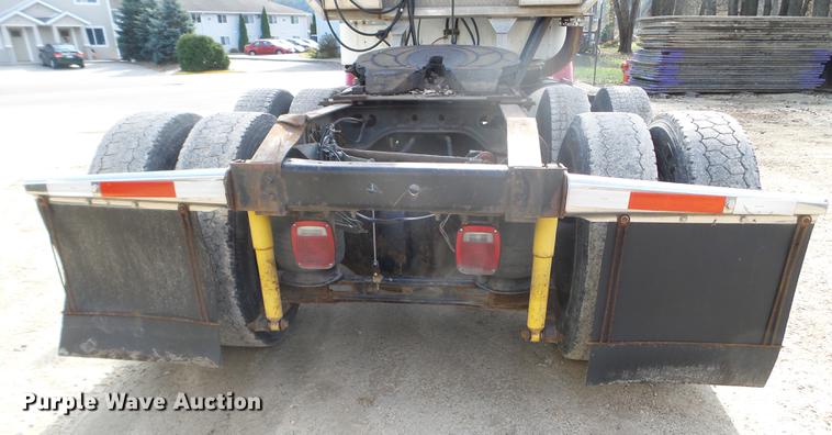 image for item DX9579 1992 International 9400 semi truck