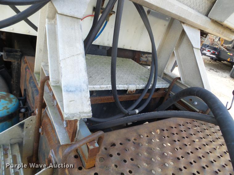 image for item DX9579 1992 International 9400 semi truck