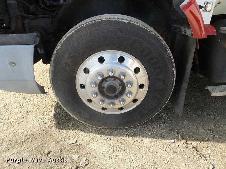 image for item DX9579 1992 International 9400 semi truck