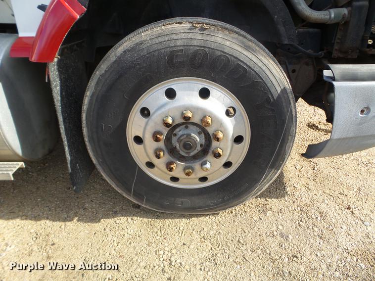 image for item DX9579 1992 International 9400 semi truck