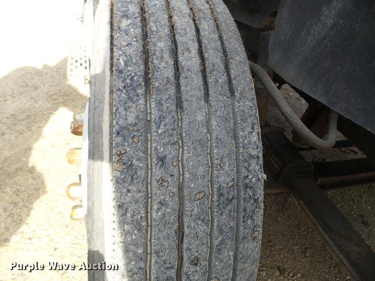 image for item DX9579 1992 International 9400 semi truck