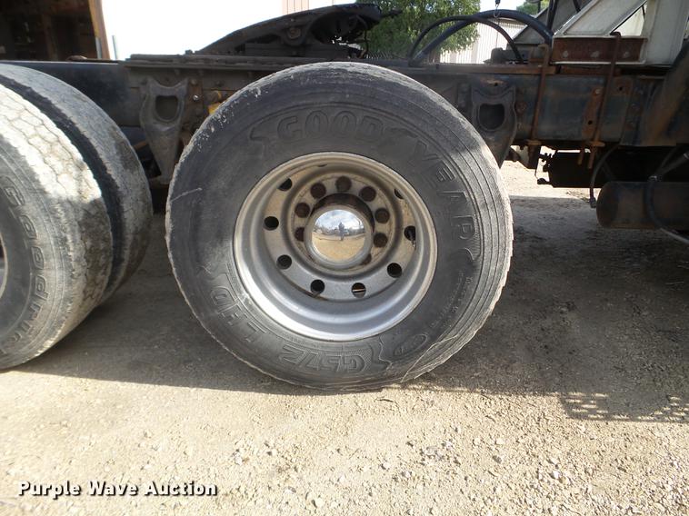 image for item DX9579 1992 International 9400 semi truck