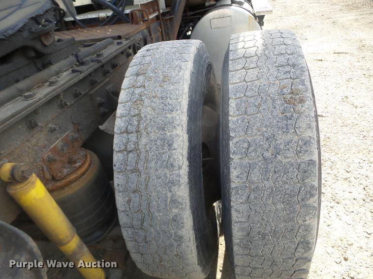 image for item DX9579 1992 International 9400 semi truck