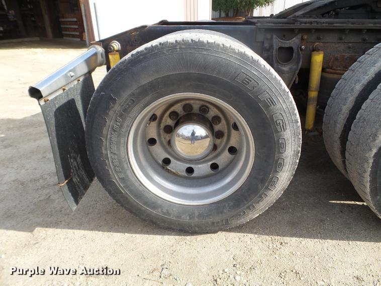 image for item DX9579 1992 International 9400 semi truck