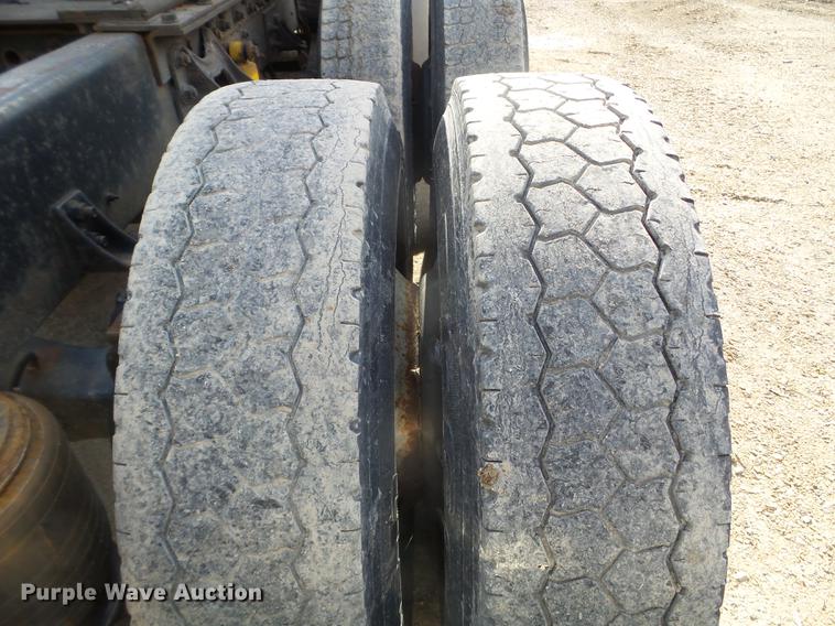 image for item DX9579 1992 International 9400 semi truck