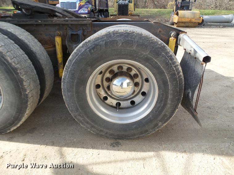 image for item DX9579 1992 International 9400 semi truck