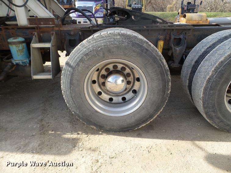 image for item DX9579 1992 International 9400 semi truck