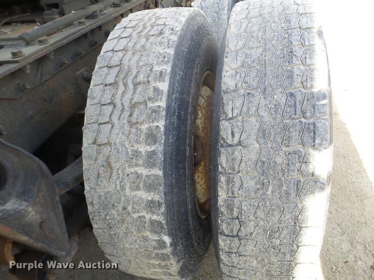 image for item DX9579 1992 International 9400 semi truck