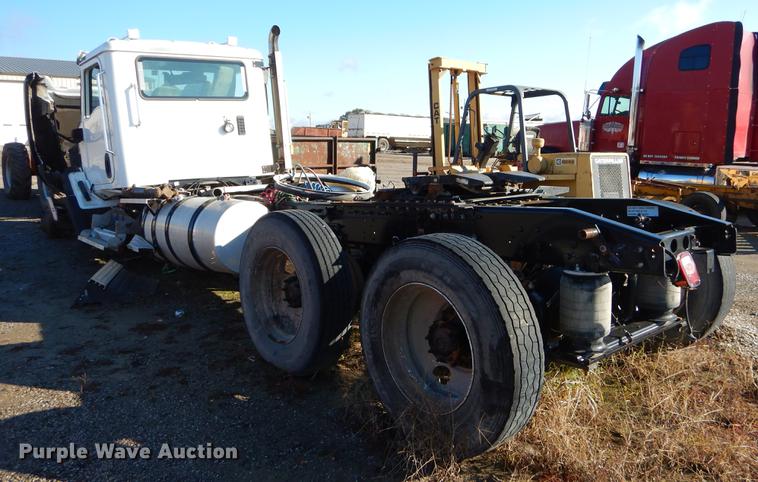 image for item EW9540 2015 Caterpillar CT660 truck cab and chassis