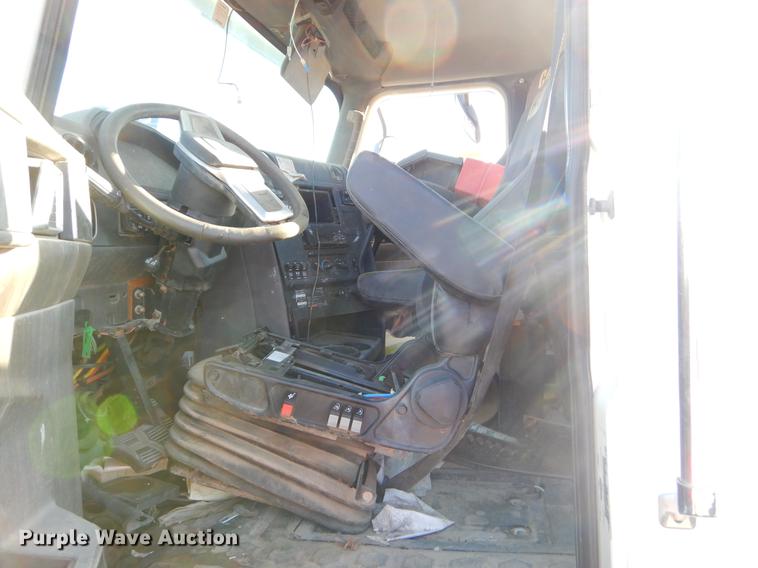 image for item EW9540 2015 Caterpillar CT660 truck cab and chassis