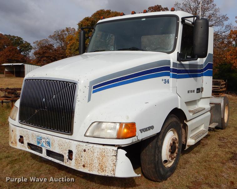 image for item EW9579 1998 Volvo VN semi truck