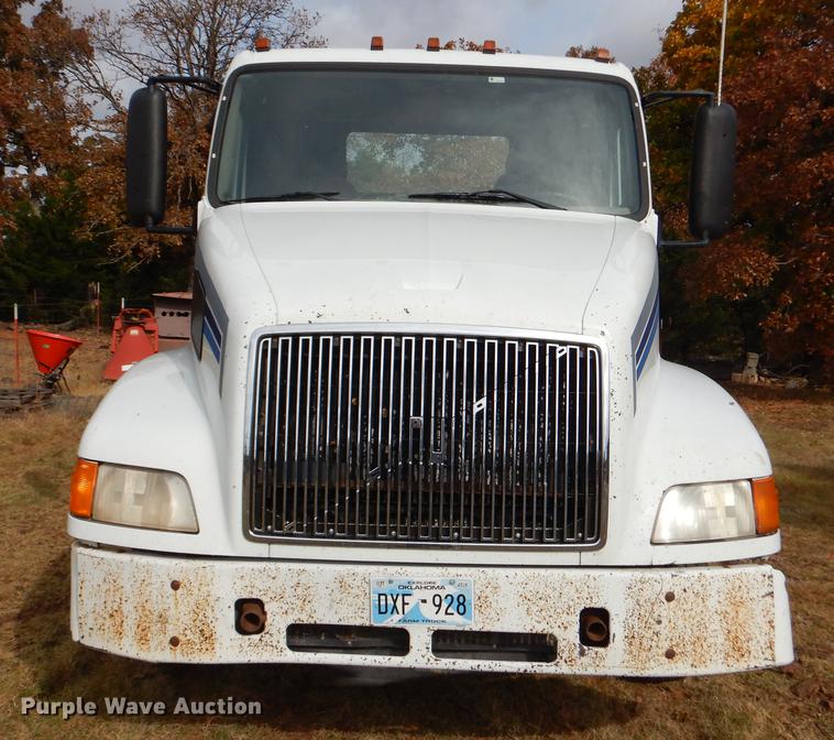 image for item EW9579 1998 Volvo VN semi truck