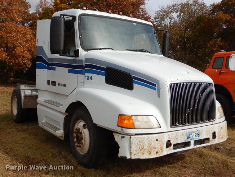 image for item EW9579 1998 Volvo VN semi truck