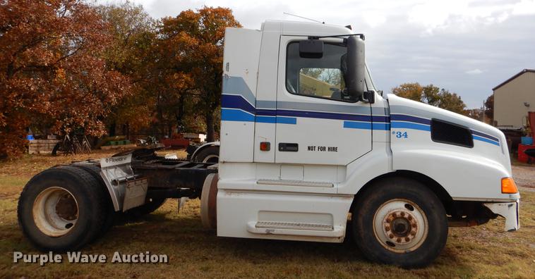 image for item EW9579 1998 Volvo VN semi truck