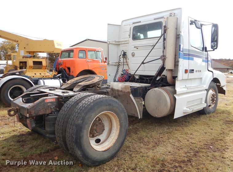 image for item EW9579 1998 Volvo VN semi truck