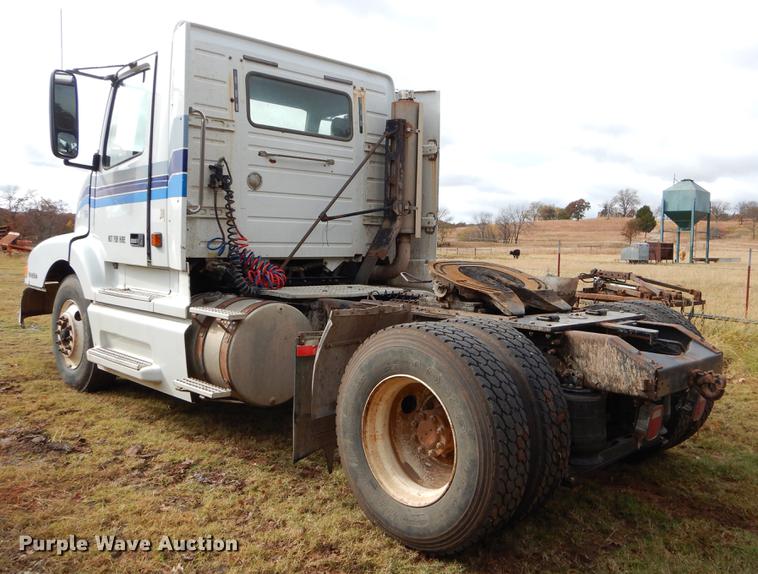 image for item EW9579 1998 Volvo VN semi truck