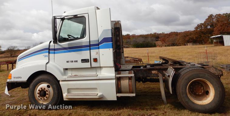 image for item EW9579 1998 Volvo VN semi truck