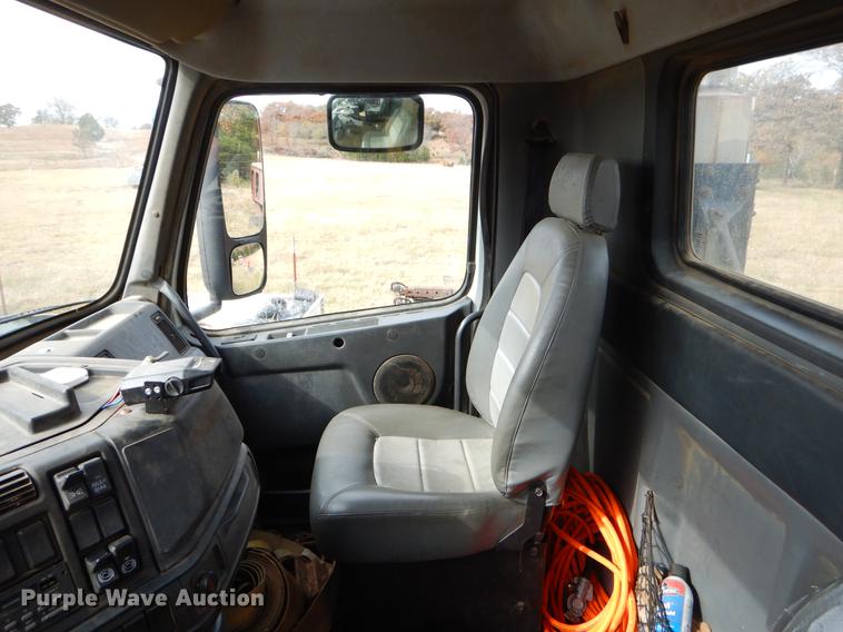 image for item EW9579 1998 Volvo VN semi truck