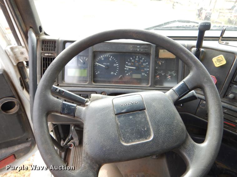 image for item EW9579 1998 Volvo VN semi truck