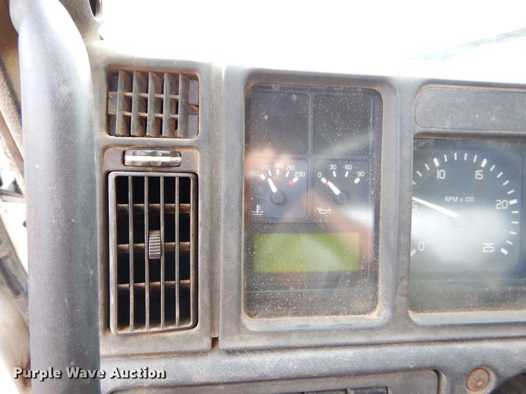 image for item EW9579 1998 Volvo VN semi truck