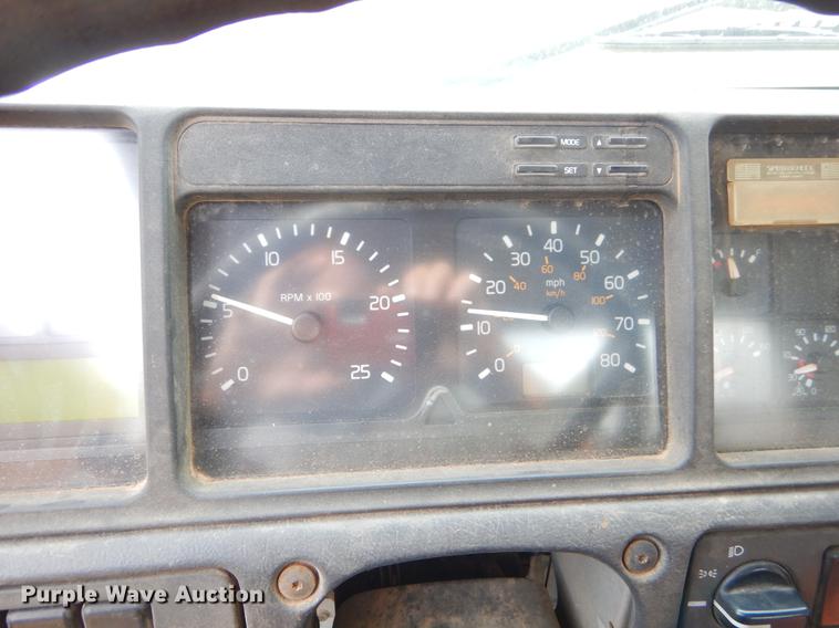 image for item EW9579 1998 Volvo VN semi truck